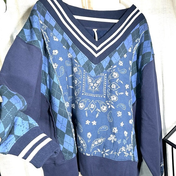 Women's Blue Patterned V-Neck Sweateshit - Picture 3 of 5